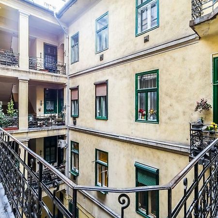 Bpr Colorlib Art Apartment Budapest Luaran gambar